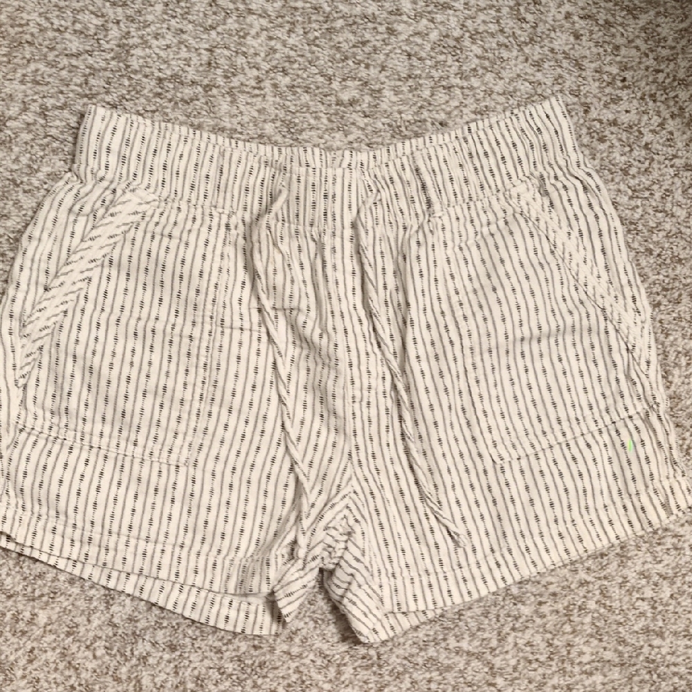 Striped Cream Women's Shorts Old Navy Medium